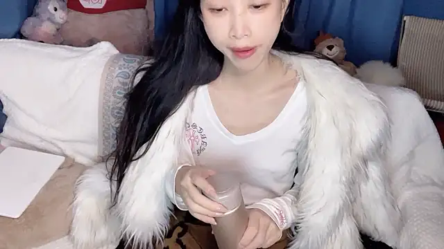 Snapshot of Lili-2 chatting on 01.14.26 Lili-2 online show from 01.14.26