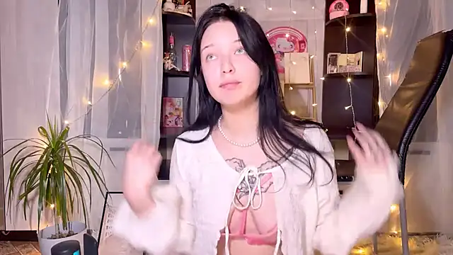 Snapshot of EmmaKittyCat chatting on 11.21.25 EmmaKittyCat online show from 11.21.25