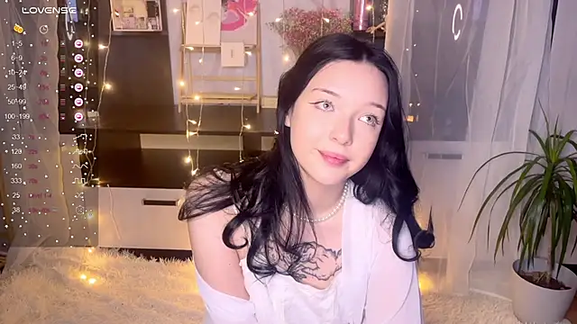 Snapshot of EmmaKittyCat chatting on 11.26.25 EmmaKittyCat online show from 11.26.25