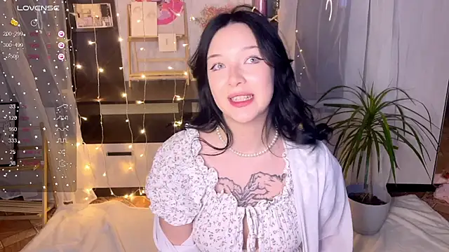 Snapshot of EmmaKittyCat chatting on 11.29.25 EmmaKittyCat online show from 11.29.25