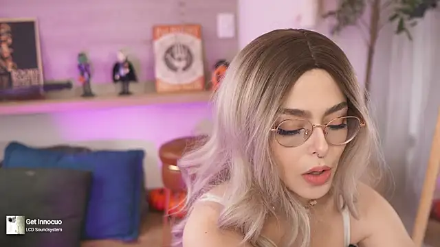 Snapshot of Dear_Morgan chatting on 10.11.25 Dear Morgan online show from 10.11.25