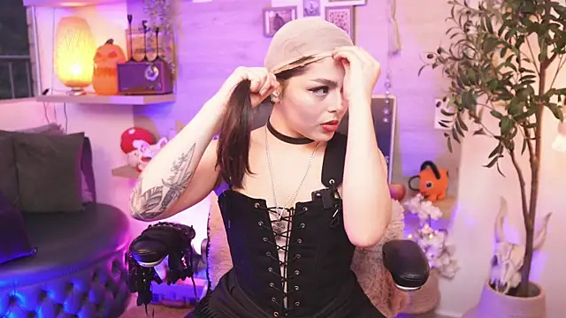 Snapshot of Dear_Morgan chatting on 10.28.25 Dear Morgan online show from 10.28.25