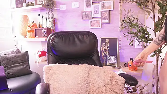 Snapshot of Dear_Morgan chatting on 10.30.25 Dear Morgan online show from 10.30.25