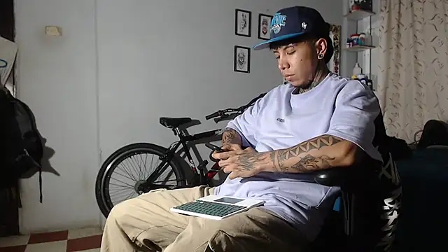 Snapshot of Nickhot0609 chatting on 02.04.25 Nickhot0609 online show from 02.04.25