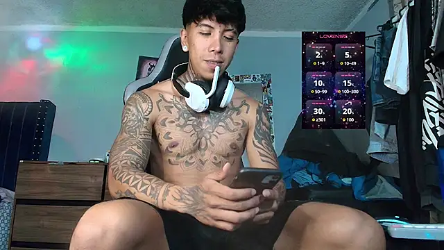 Snapshot of Nickhot0609 chatting on 11.28.25 Nickhot0609 online show from 11.28.25