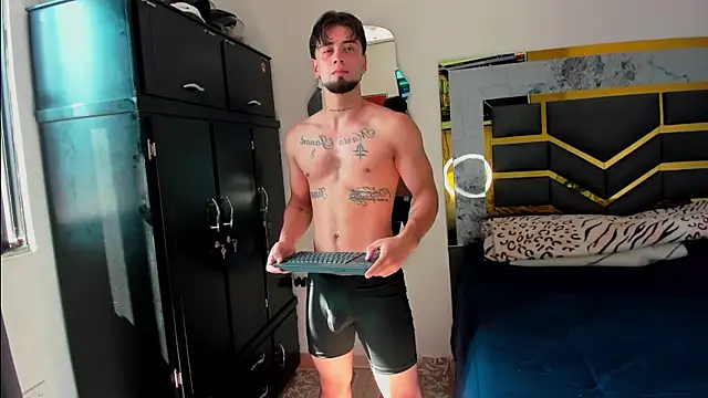 Snapshot of MattDevon chatting on 11.08.25 MattDevon online show from 11.08.25