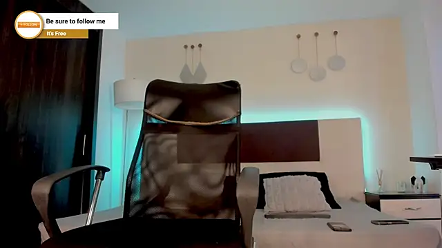 Snapshot of MattDevon chatting on 12.21.25 MattDevon online show from 12.21.25