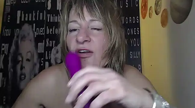 Snapshot of BettyDavisX chatting on 12.09.24 BettyDavisX online show from 12.09.24