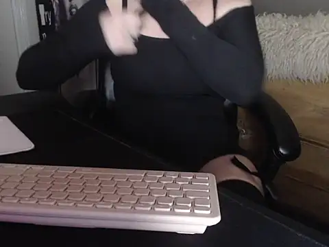 Snapshot of BettyDavisX chatting on 12.27.24 BettyDavisX online show from 12.27.24