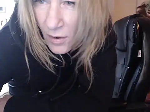 Snapshot of BettyDavisX chatting on 02.11.25 BettyDavisX online show from 02.11.25