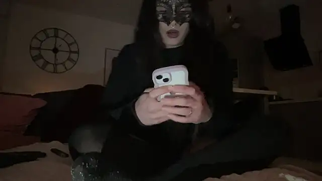Snapshot of DominaCat75 chatting on 12.12.24 DominaCat75 online show from 12.12.24