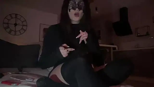 Snapshot of DominaCat75 chatting on 12.18.24 DominaCat75 online show from 12.18.24