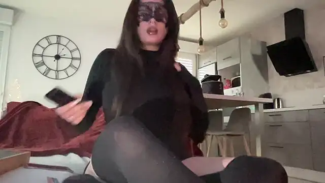 Snapshot of DominaCat75 chatting on 12.19.24 DominaCat75 online show from 12.19.24