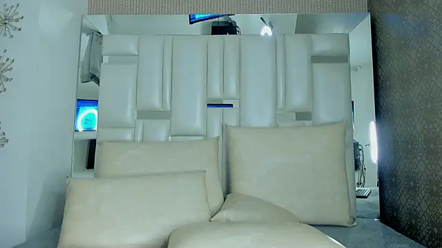 Snapshot of Valery_Foxx_ chatting on 12.14.24 Valery Foxx online show from 12.14.24