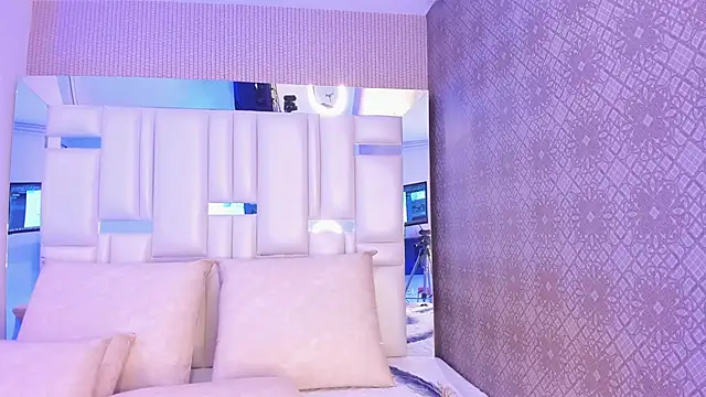 Snapshot of Valery_Foxx_ chatting on 12.17.24 Valery Foxx online show from 12.17.24