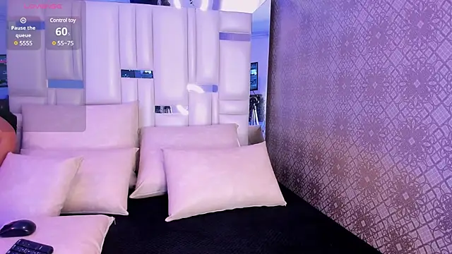 Snapshot of Valery_Foxx_ chatting on 12.18.24 Valery Foxx online show from 12.18.24