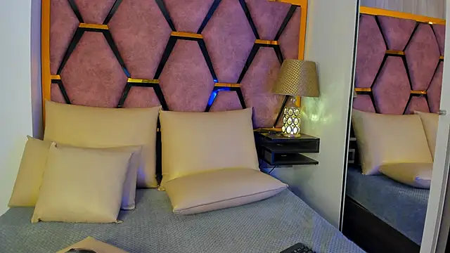 Snapshot of Valery_Foxx_ chatting on 12.22.24 Valery Foxx online show from 12.22.24