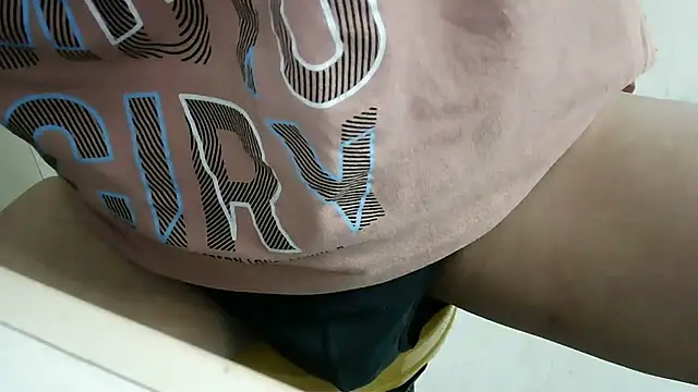 Snapshot of XiaoGuoGuo284512 chatting on 01.31.25 XiaoGuoGuo284512 online show from 01.31.25