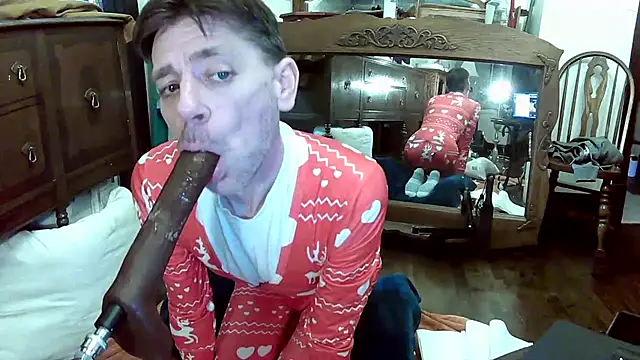 Snapshot of MaxJr8008 chatting on 12.04.25 MaxJr8008 online show from 12.04.25