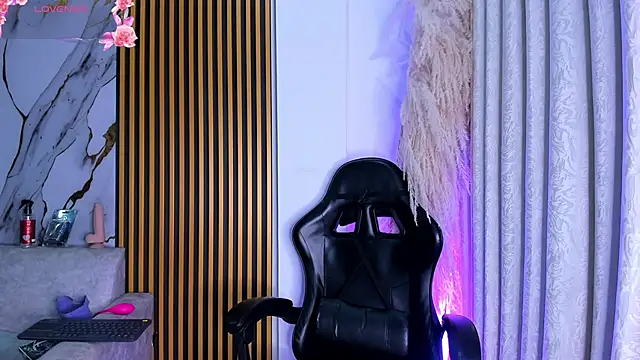 Snapshot of JulietaKane chatting on 11.25.25 JulietaKane online show from 11.25.25