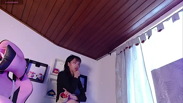 Snapshot of evie_cloud chatting on 12.20.25 evie cloud online show from 12.20.25