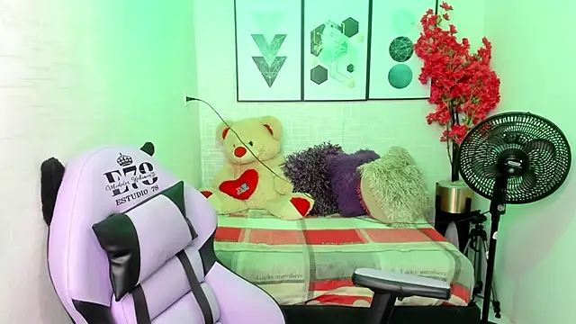 Snapshot of Tiara_rr chatting on 12.14.24 Tiara rr online show from 12.14.24
