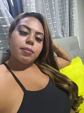 Snapshot of lariic chatting on 02.15.25 lariic online show from 02.15.25