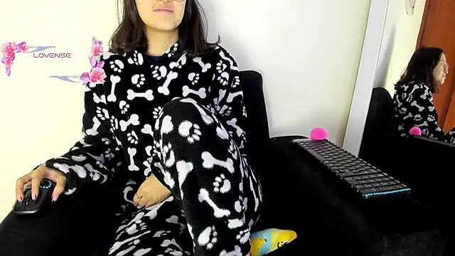 Snapshot of its__angelica_ chatting on 02.13.25 its angelica online show from 02.13.25