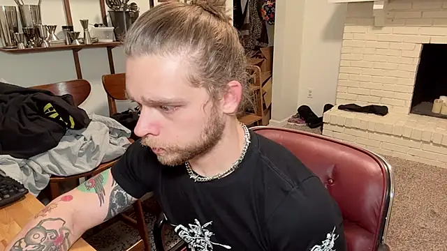 Snapshot of DaddydayDrinkzz chatting on 01.21.25 DaddydayDrinkzz online show from 01.21.25