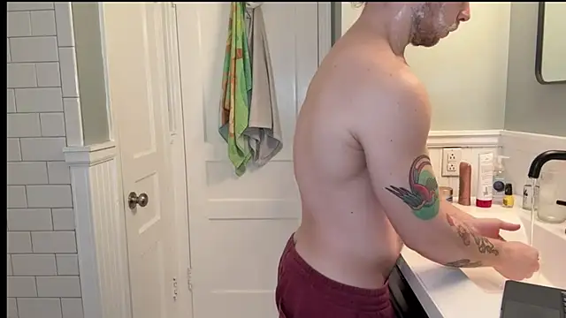 Snapshot of DaddydayDrinkzz chatting on 01.31.25 DaddydayDrinkzz online show from 01.31.25