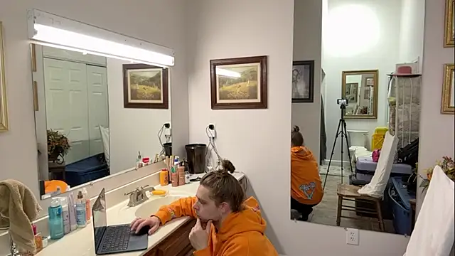 Snapshot of DaddydayDrinkzz chatting on 02.15.25 DaddydayDrinkzz online show from 02.15.25