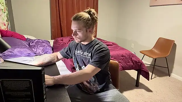 Snapshot of DaddydayDrinkzz chatting on 02.26.25 DaddydayDrinkzz online show from 02.26.25