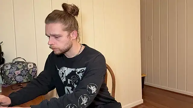 Snapshot of DaddydayDrinkzz chatting on 12.05.25 DaddydayDrinkzz online show from 12.05.25