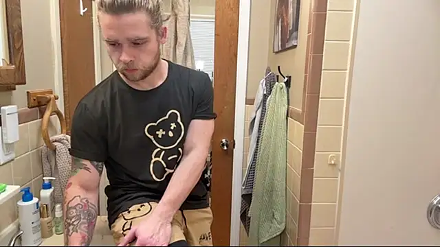 Snapshot of DaddydayDrinkzz chatting on 12.17.25 DaddydayDrinkzz online show from 12.17.25