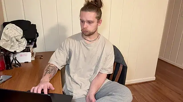 Snapshot of DaddydayDrinkzz chatting on 12.20.25 DaddydayDrinkzz online show from 12.20.25