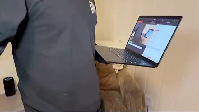 Snapshot of DaddydayDrinkzz chatting on 12.21.25 DaddydayDrinkzz online show from 12.21.25