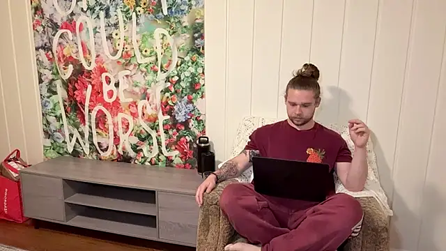 Snapshot of DaddydayDrinkzz chatting on 12.23.25 DaddydayDrinkzz online show from 12.23.25