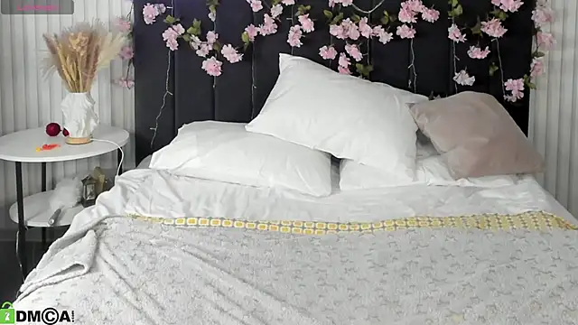 Esme Runn online show from 11.08.25