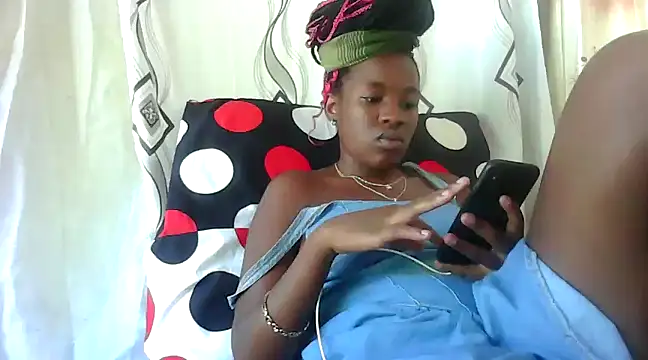 Snapshot of SexyRed18 chatting on 12.28.24 SexyRed18 online show from 12.28.24