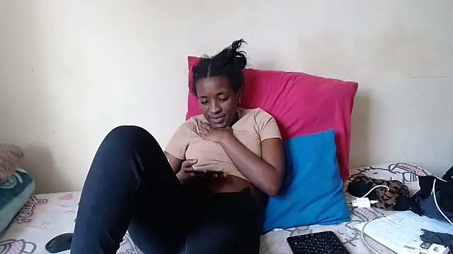 Snapshot of SexyRed18 chatting on 09.29.25 SexyRed18 online show from 09.29.25