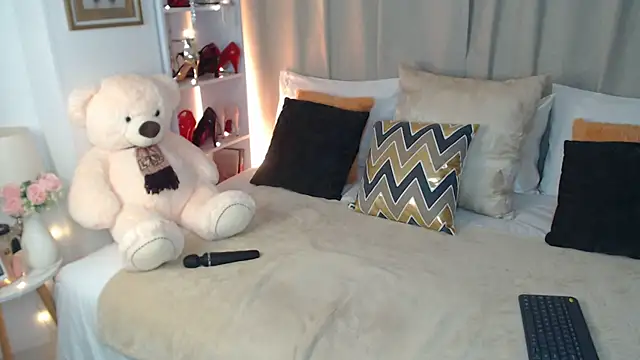 Snapshot of AnnaRouge chatting on 04.02.26 AnnaRouge online show from 04.02.26