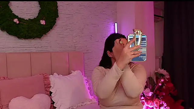 Snapshot of RachelSwaan chatting on 10.21.25 RachelSwaan online show from 10.21.25