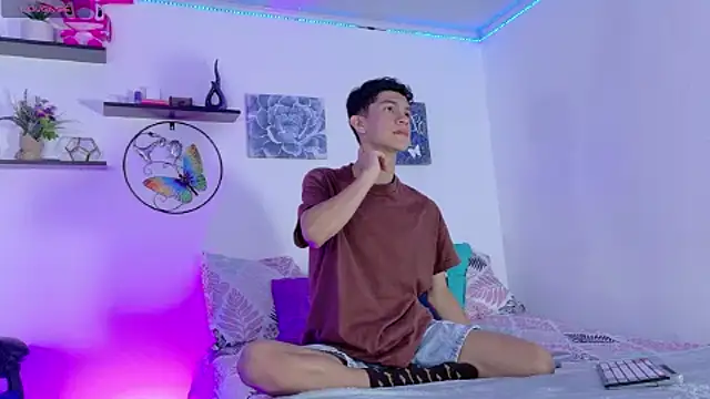 Noah tyler  online show from 10.03.25