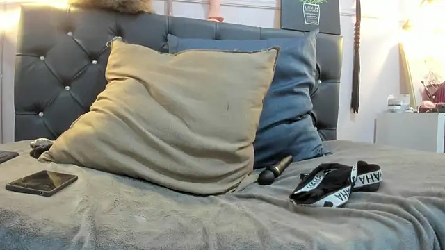 Slut Milf  online show from 02.22.25