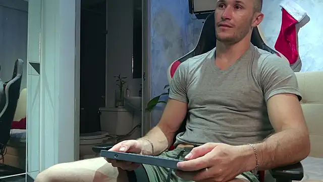 Snapshot of AxelFairchaild chatting on 12.17.25 AxelFairchaild online show from 12.17.25