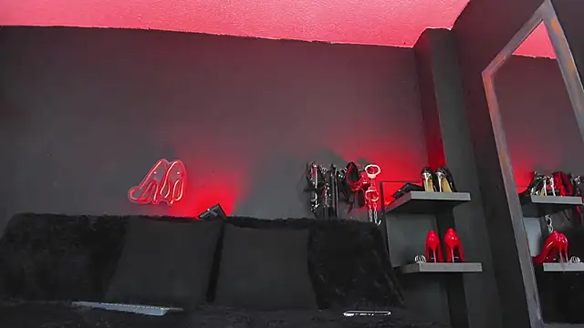 Snapshot of DelaneyStone chatting on 12.14.25 DelaneyStone online show from 12.14.25