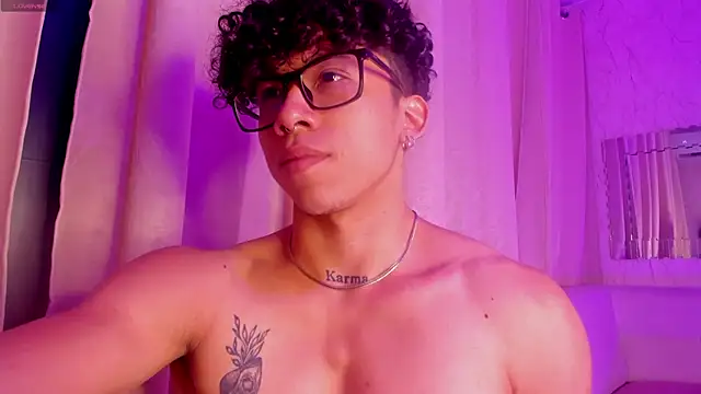 Snapshot of AkazaBoy_ chatting on 11.21.25 AkazaBoy online show from 11.21.25