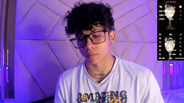 Snapshot of AkazaBoy_ chatting on 11.30.25 AkazaBoy online show from 11.30.25