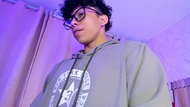 Snapshot of AkazaBoy_ chatting on 12.21.25 AkazaBoy online show from 12.21.25