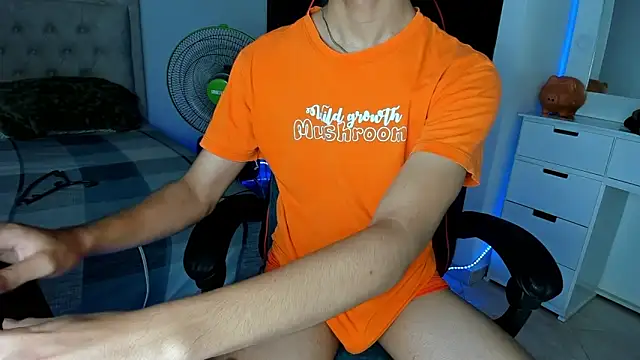 Snapshot of Mark_Lam05 chatting on 12.25.24 Mark Lam05 online show from 12.25.24